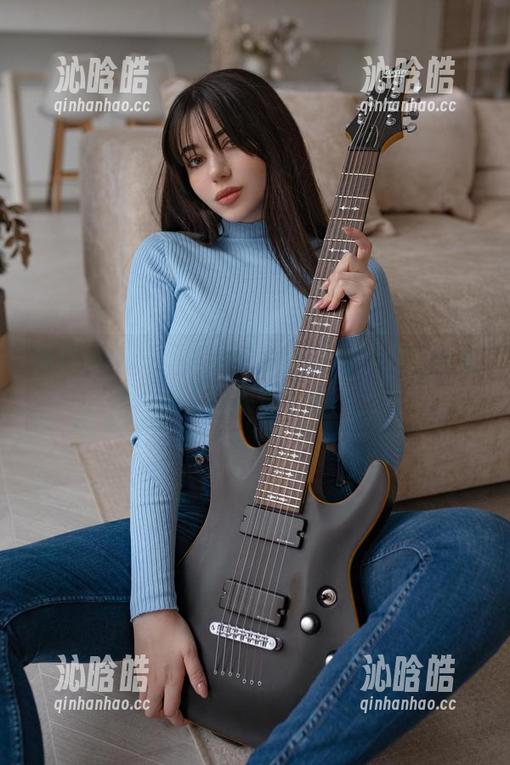 Alina Becker 免费体验Alina Becker短裙魔力,今后再不回头穿长裤!